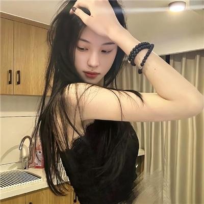 玻璃橱窗中的姑娘